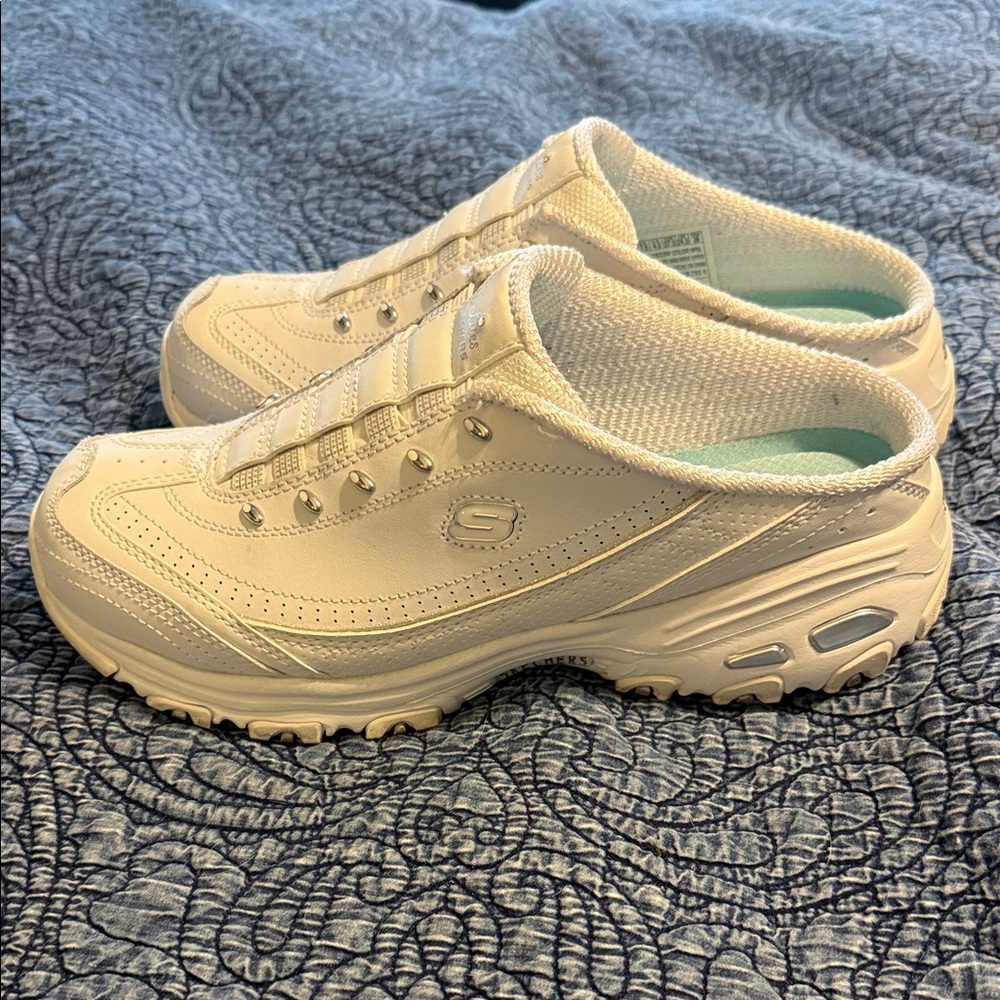 White Skechers D’Lite Slip On Sneakers Size 7.5W - Picture 4 of 8